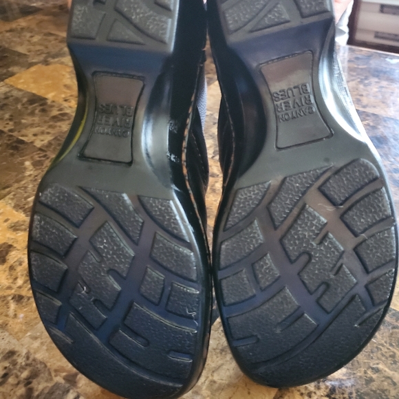 Canyon River Blues Black Leather Clogs - Picture 5 of 7